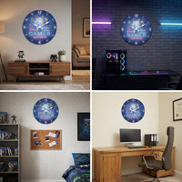 quatre mise en situation de l'horloge murale gaming dans un salon, un setup de bureau PC et une salle de jeux.