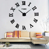 Sticker horloge murale géante noire à chiffres romains installé au-dessus d'un canapé de salon moderne décorative