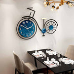grande horloge murale design contemporaine en forme de vélo de diamètre 60 cm dans la cuisine