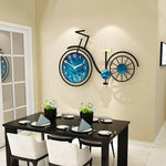grande horloge murale design contemporaine en forme de vélo de diamètre 60 cm dans la salle à manger