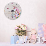 horloge murale licorne silencieuse avec des fleurs et cadeaux dans le salon