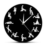 Horloge murale position sexuelle Kama-sutra avec cadran noir, aiguilles noires, trotteuse rouge et pictogrammes de silhouettes érotiques.