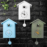 horloge coucou moderne avec pendule couleur blanc, bleu ou vert au mur