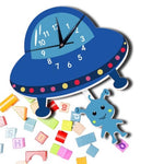 horloge murale pour bebe avec une martienne et une navette