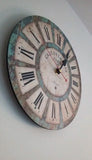 horloge murale industrielle du café de la gare Paris au style vintage et rétro avec chiffres romains