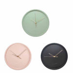 Horloge murale style scandinave et nordique avec quartz comme mécanisme sans bruit tic-tac pour installer dans un salon ou une cuisine moderne multicolore