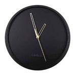 Horloge murale style scandinave et nordique avec quartz comme mécanisme sans bruit tic-tac pour installer dans un salon ou une cuisine moderne noire avec aiguilles design