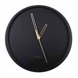 Horloge murale style scandinave et nordique avec quartz comme mécanisme sans bruit tic-tac pour installer dans un salon ou une cuisine moderne noire avec aiguilles design
