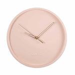 Horloge murale style scandinave et nordique avec quartz comme mécanisme sans bruit tic-tac pour installer dans un salon ou une cuisine moderne couleur rose