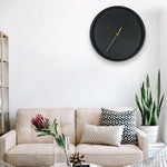 Horloge murale style scandinave et nordique avec quartz comme mécanisme sans bruit tic-tac pour installer dans un salon ou une cuisine moderne pour salon