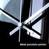 aiguilles-horloge-murale-design-contemporain-noir-et-blanc-cadran-ajoure