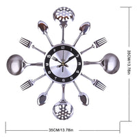 diametre 35 cm de l'Horloge murale cuisine vintage avec cadran noir et gris, couteau et fourchette en guise d'aiguilles, entourée de cuillères, louches et fourchettes métalliques
