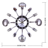 diametre 35 cm de l'Horloge murale cuisine vintage avec cadran noir et gris, couteau et fourchette en guise d'aiguilles, entourée de cuillères, louches et fourchettes métalliques