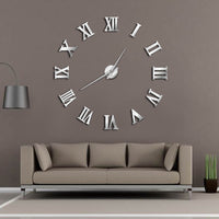 Grande horloge murale argentée à chiffres romains et effet miroir suspendue dans un salon contemporain