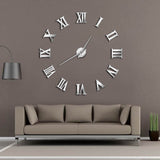 Grande horloge murale argentée à chiffres romains et effet miroir suspendue dans un salon contemporain