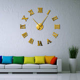 Grande horloge murale DIY dorée couleur or à chiffres romains installée au-dessus d'un canapé de salon