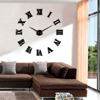 Grande horloge murale noir à chiffres romains et effet miroir suspendue dans un salon contemporain.