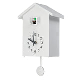 Horloge coucou moderne blanche avec pendule minimaliste avec mécanisme silencieux et oiseau chantant