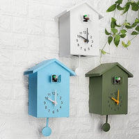Horloge coucou moderne design scandinave en trois coloris avec oiseau (blanc, bleu, vert) avec balancier