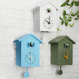 Horloge coucou moderne design scandinave en trois coloris avec oiseau (blanc, bleu, vert) avec balancier