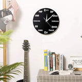 Horloge murale développeur informatique noir accrochée au mur d'un salon