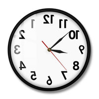 Horloge inversée ronde 30 cm blanche design épuré avec aiguilles tournant dans le sens contraire et antihoraire avec cadran noir