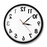 Horloge inversée ronde 30 cm blanche design épuré avec aiguilles tournant dans le sens contraire et antihoraire avec cadran noir