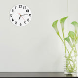 Horloge inversée ronde 30 cm blanche sens contraire design avec vase et fleurs sur un meublee