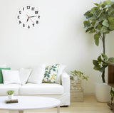 Horloge inversée ronde 30 cm blanche sens contraire et antihoraire installée dans un salon moderne