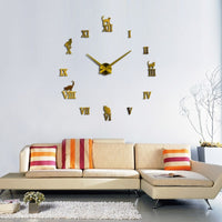 Horloge murale miroir chat avec chiffres romains en doré. Son design décoratif 3D autocollant apporte une touche chaleureuse au mur du salon, au-dessus d’un canapé ou d’un fauteuil.