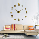 Horloge murale miroir chat avec chiffres romains en doré. Son design décoratif 3D autocollant apporte une touche chaleureuse au mur du salon, au-dessus d’un canapé ou d’un fauteuil.
