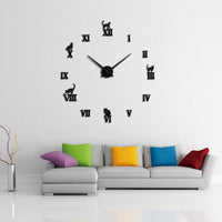Horloge murale miroir chat avec chiffres romains en noir. Son design décoratif 3D autocollant apporte une touche moderne au mur du salon, au-dessus d’un canapé ou d’un fauteuil.