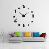 Horloge murale miroir chat avec chiffres romains en noir. Son design décoratif 3D autocollant apporte une touche moderne au mur du salon, au-dessus d’un canapé ou d’un fauteuil.