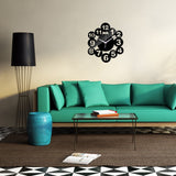Une horloge murale au design moderne, composée d'une structure en forme de cercles noirs imbriqués affichant des chiffres blancs contrastés dans le salon