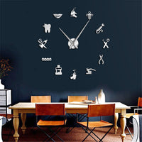 Horloge murale géante sur le thème de la dentisterie en finition argentée installée sur un mur bleu marine