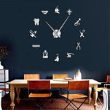Horloge murale géante sur le thème de la dentisterie en finition argentée installée sur un mur bleu marine
