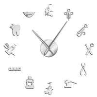 Horloge murale 3D argentée design dentiste avec stickers d'instruments dentaires sur fond blanc