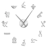 Horloge murale 3D argentée design dentiste avec stickers d'instruments dentaires sur fond blanc