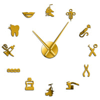 Horloge murale décorative dorée miroir pour dentiste et orthodontiste présentée sur fond blanc