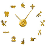 Horloge murale décorative dorée miroir pour dentiste et orthodontiste présentée sur fond blanc