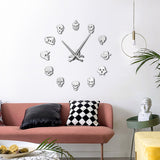 grande horloge murale diy crânes blancs aiguilles mur blanc canapé rose corail coussins cuir noir damier table appoint plante pot lampe suspendue décorations agrumes buste tête blanche décorative