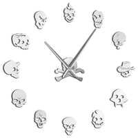 L'horloge murale 3D tête de mort grise remplace les chiffres traditionnels par 12 crânes sculptés au style unique. Son acrylique effet miroir brillant capte la lumière pour offrir un relief spectaculaire et une touche rock chic à votre pièce. Grâce à sa fixation adhésive sans perçage et son diamètre ajustable, elle s'installe facilement sur tout type de mur.