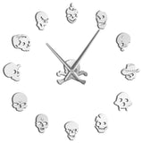 L'horloge murale 3D tête de mort grise remplace les chiffres traditionnels par 12 crânes sculptés au style unique. Son acrylique effet miroir brillant capte la lumière pour offrir un relief spectaculaire et une touche rock chic à votre pièce. Grâce à sa fixation adhésive sans perçage et son diamètre ajustable, elle s'installe facilement sur tout type de mur.
