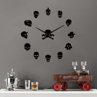 grande horloge murale diy crânes noirs aiguilles mur gris aiguilles logo central crâne os croisés décor bar seau glace shakers verres liqueur carafes chariot service métal vieill