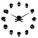 L'horloge murale 3D tête de mort noire remplace les chiffres traditionnels par 12 crânes sculptés au style unique. Son acrylique effet miroir brillant capte la lumière pour offrir un relief spectaculaire et une touche rock chic à votre pièce. Grâce à sa fixation adhésive sans perçage et son diamètre ajustable, elle s'installe facilement sur tout type de mur.