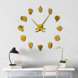 horloge murale diy crânes dorés or réfléchissants mur blanc crânes différents marquer heures aiguilles dorées logo central crâne os croisés scène bureau lampe table orchidée