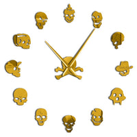 L'horloge murale 3D tête de mort or doré remplace les chiffres traditionnels par 12 crânes sculptés au style unique. Son acrylique effet miroir brillant capte la lumière pour offrir un relief spectaculaire et une touche rock chic à votre pièce. Grâce à sa fixation adhésive sans perçage et son diamètre ajustable, elle s'installe facilement sur tout type de mur.