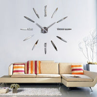 Horloge murale XXL grise et argentée à coller, stickers 3D avec lettres anglaises et index en traits, décoration pour salon moderne.