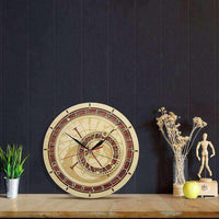 Horloge murale astronomique originale avec cadran beige sur une table contre un mur