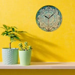horloge murale chiffre indien sur le mur jaune